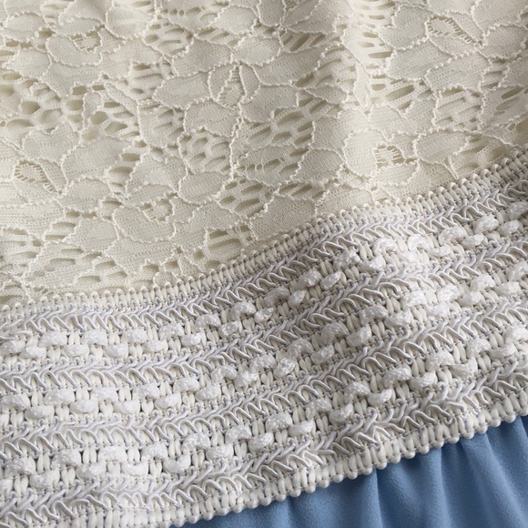 Flowy, Lace Dress - Picture 3 of 3